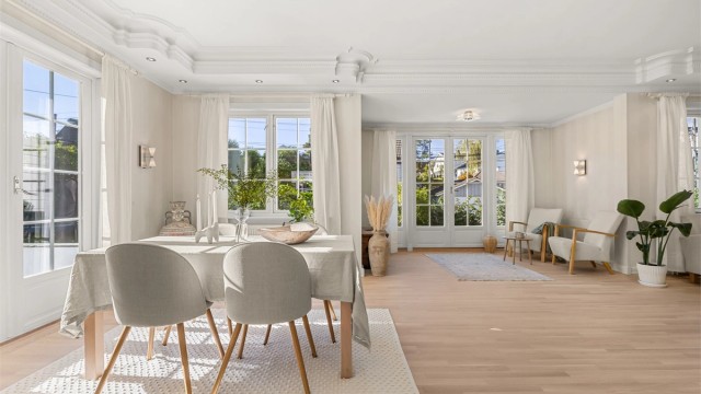 Den romslige hovedetasjen er skreddersydd for både hverdagsliv og sosiale sammenkomster. Store vindusflater slipper inn rikelig med naturlig lys, samtidig som de byr på flott utsyn til hagen