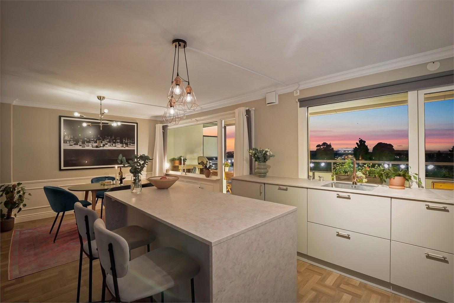 Kjøkkenet og spisestuen er i ett og sammen utgjør de et stort, smakfullt og sosialt rom