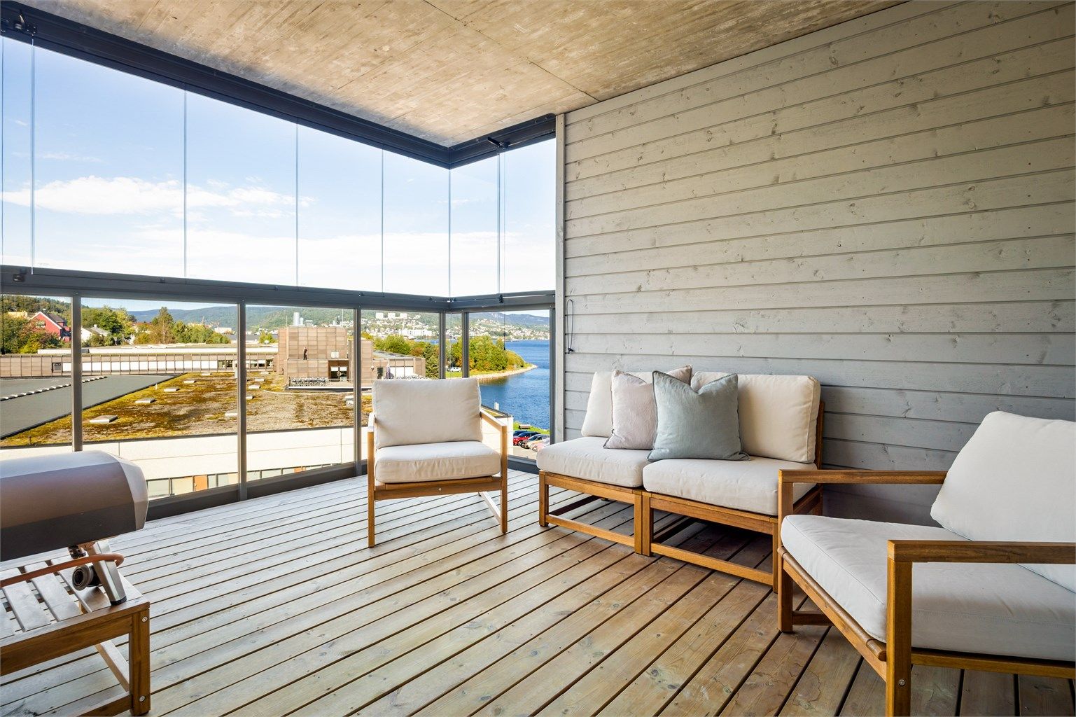 Innglasset balkong med utsikt mot Drammensfjorden