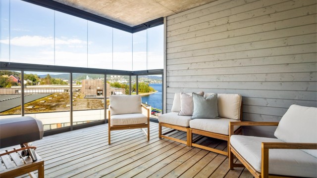 Innglasset balkong med utsikt mot Drammensfjorden