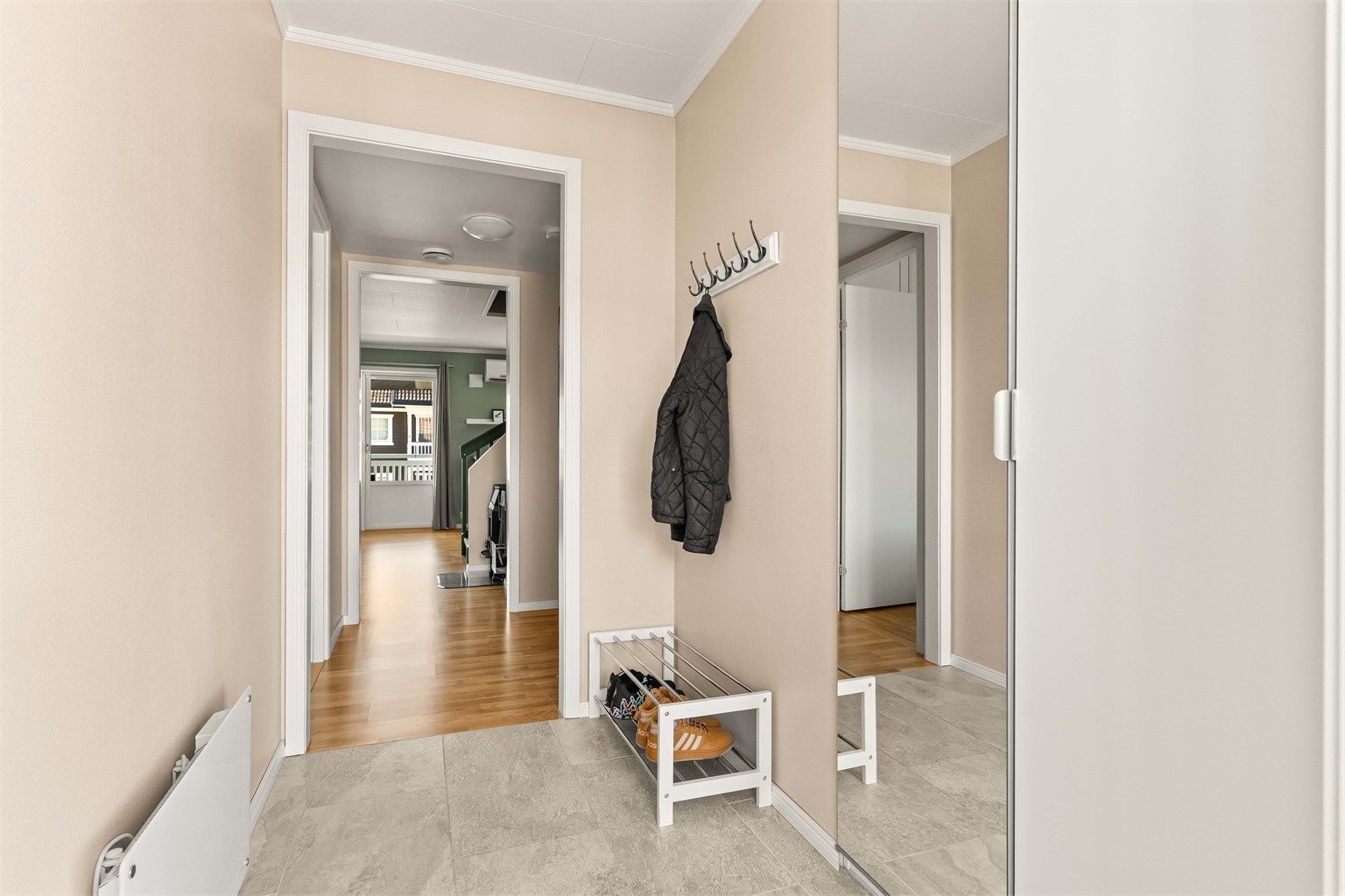 Velkommen inn. Entréen gir et godt førsteinntrykk og har plass til oppbevaring av yttertøy og sko.