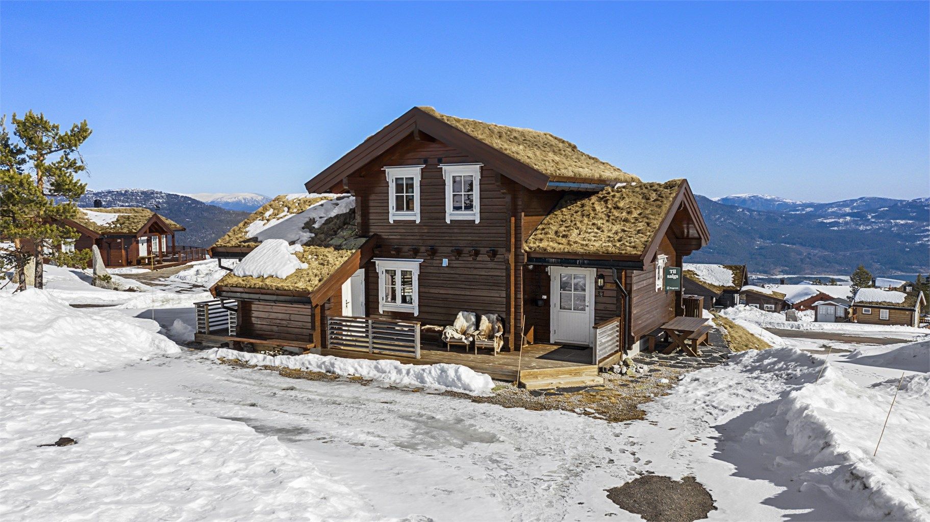 Hytta er oppført i 2014 og har en tradisjonell utforming med laftet tømmer og torvtak.