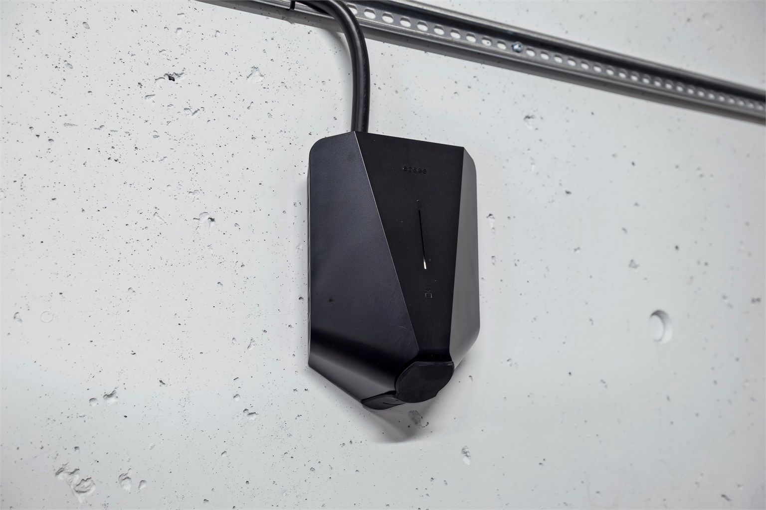 Leiligheten disponerer i en parkeringsplass i kjeller med elbil-lader.