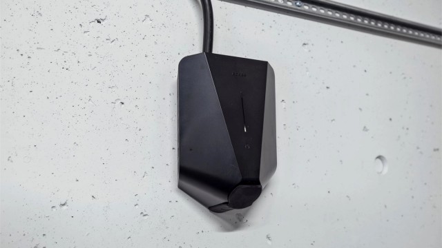 Leiligheten disponerer i en parkeringsplass i kjeller med elbil-lader.