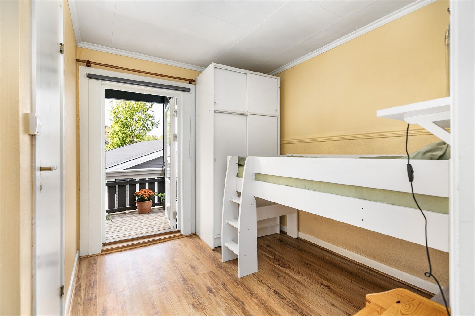 Badet og verandaen er begge tilknyttet leilighetens soverom.