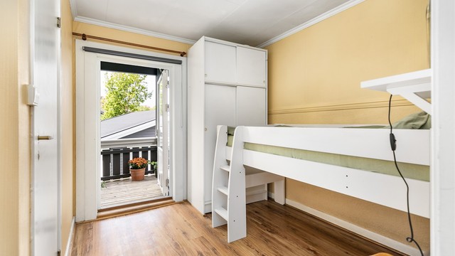 Badet og verandaen er begge tilknyttet leilighetens soverom.