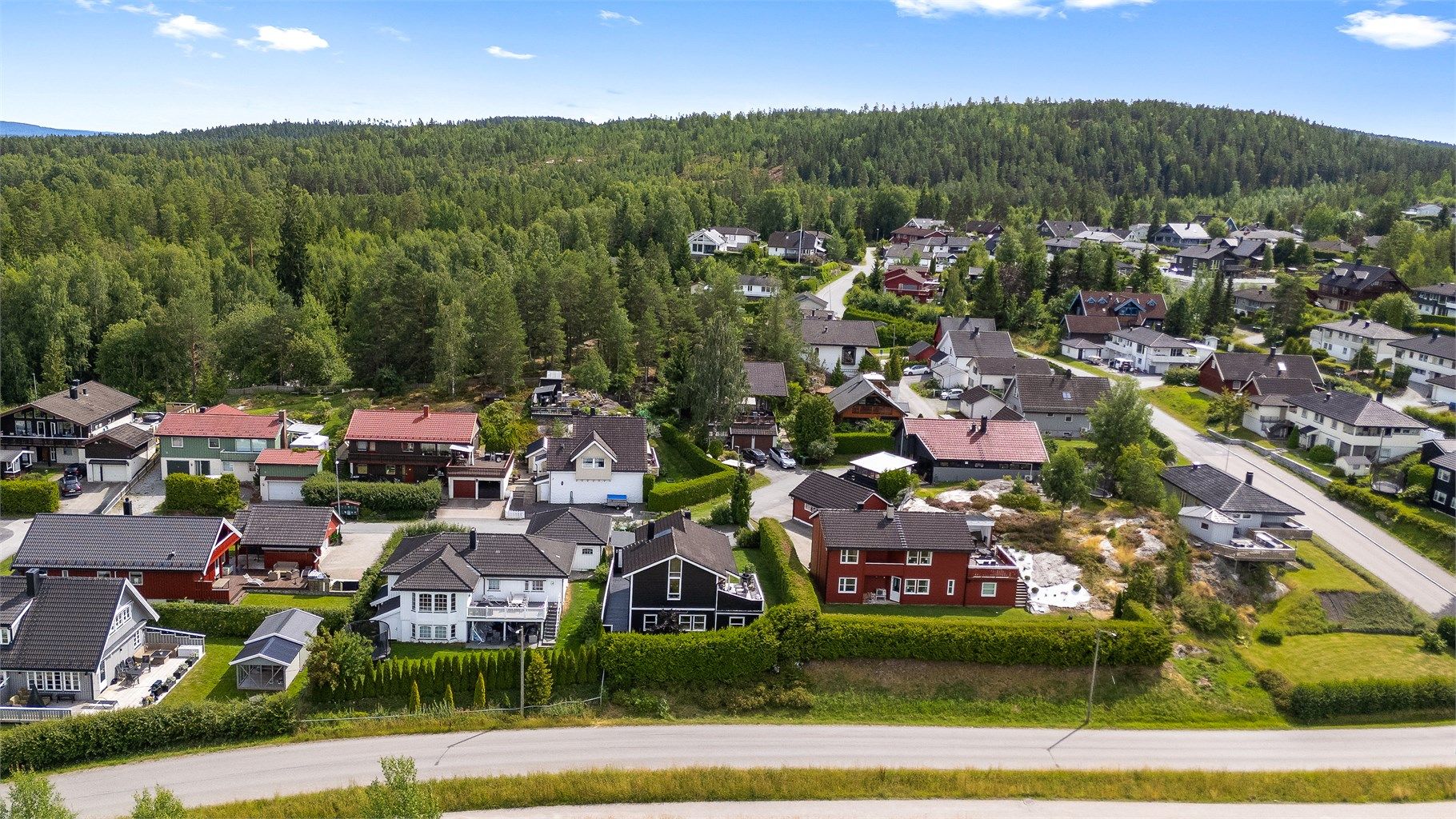 Skogen ligger tett innpå bebyggelsen, med fine turmuligheter.