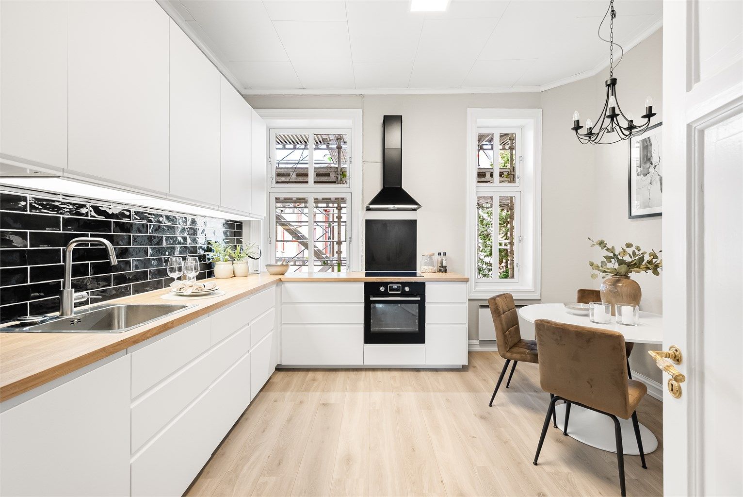 Delikat og innholdsrikt kjøkken med innredning fra IKEA av god kvalitet (2021).