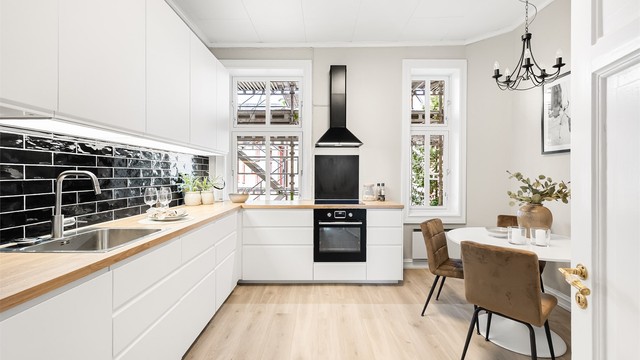 Delikat og innholdsrikt kjøkken med innredning fra IKEA av god kvalitet (2021).