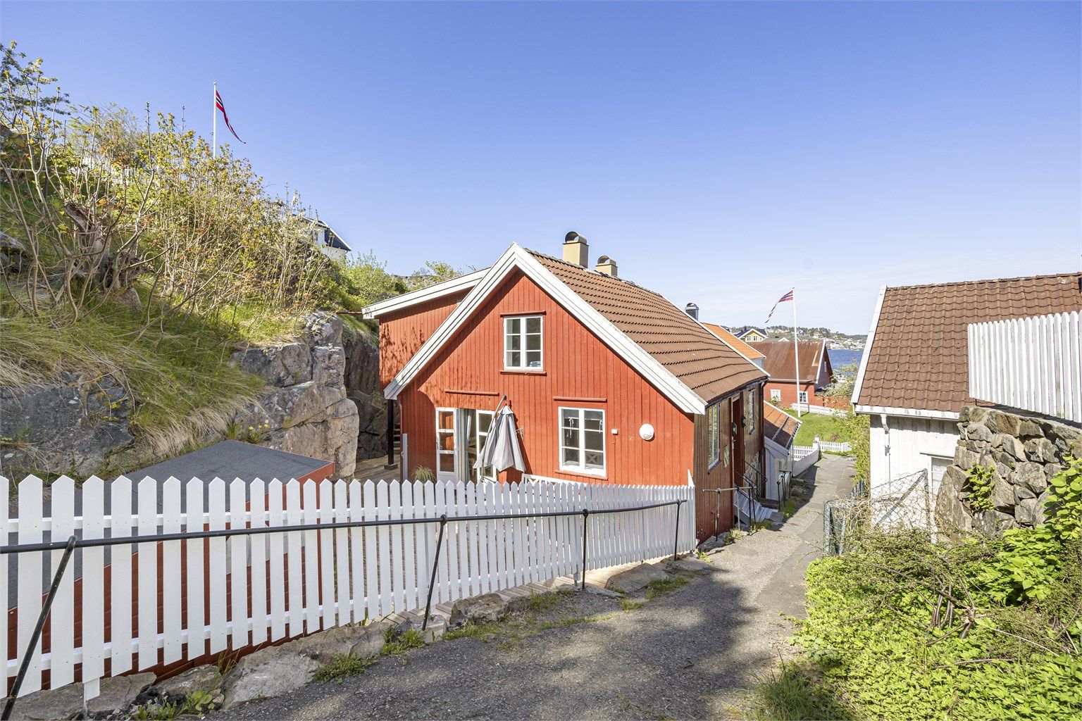 Forbi huset er det en flott turvei langs den eldre bebyggelsen i Kolbjørnsvik