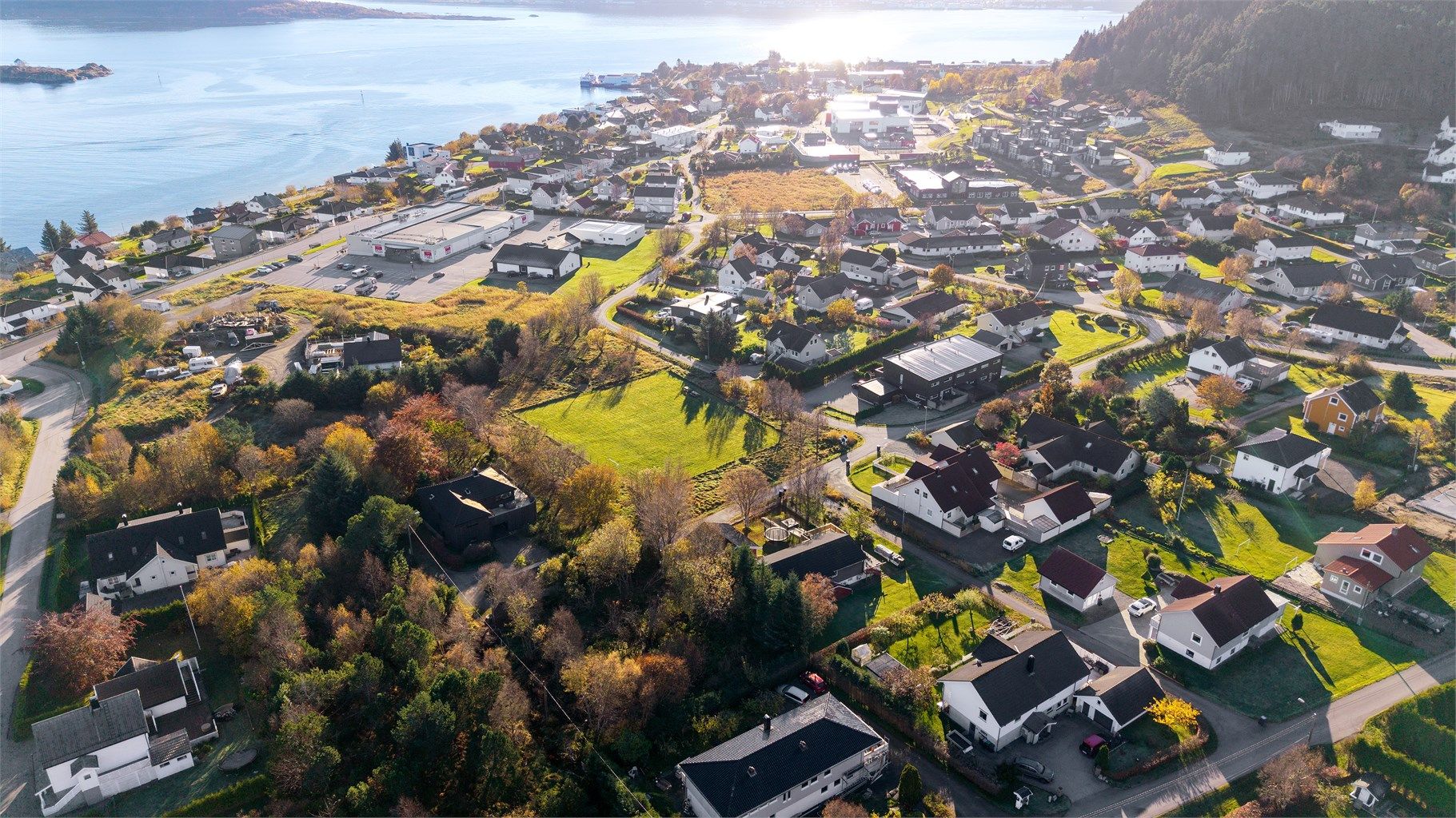 Det tar omtrent 15 minutter med bil inn til Ålesund sentrum via undersjøiske tunneler.