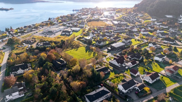 Det tar omtrent 15 minutter med bil inn til Ålesund sentrum via undersjøiske tunneler.