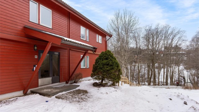 Leiligheten ligger sentralt, men samtidig svært tilbaketrukket fra bilstøy og har Akerselva som nærmeste nabo