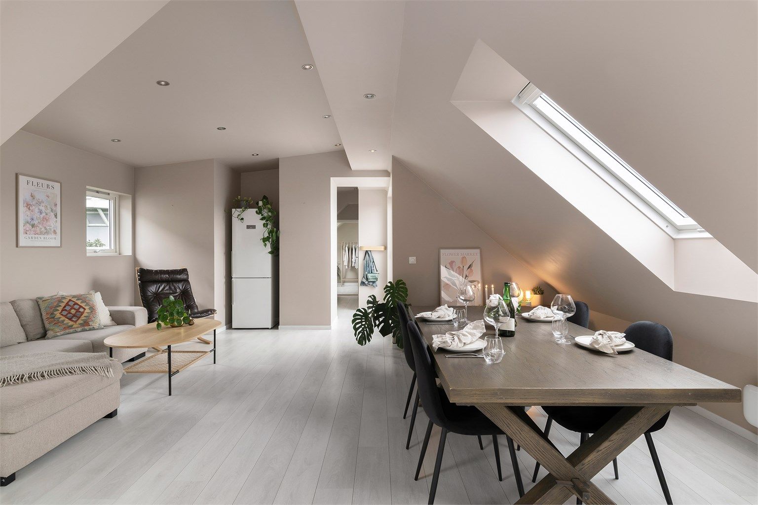 Stuen har gode og naturlige møbleringssoner og er i dag møblert med eget sofahjørne, spisegruppe i tillegg til kjøkkensonen.  Det totale gulvarealet er på 69m², men på grunn av skråtak er 54m² det måleverdige arealet