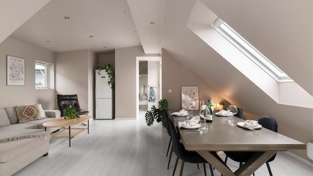 Stuen har gode og naturlige møbleringssoner og er i dag møblert med eget sofahjørne, spisegruppe i tillegg til kjøkkensonen. Det totale gulvarealet er på 69m², men på grunn av skråtak er 54m² det måleverdige arealet