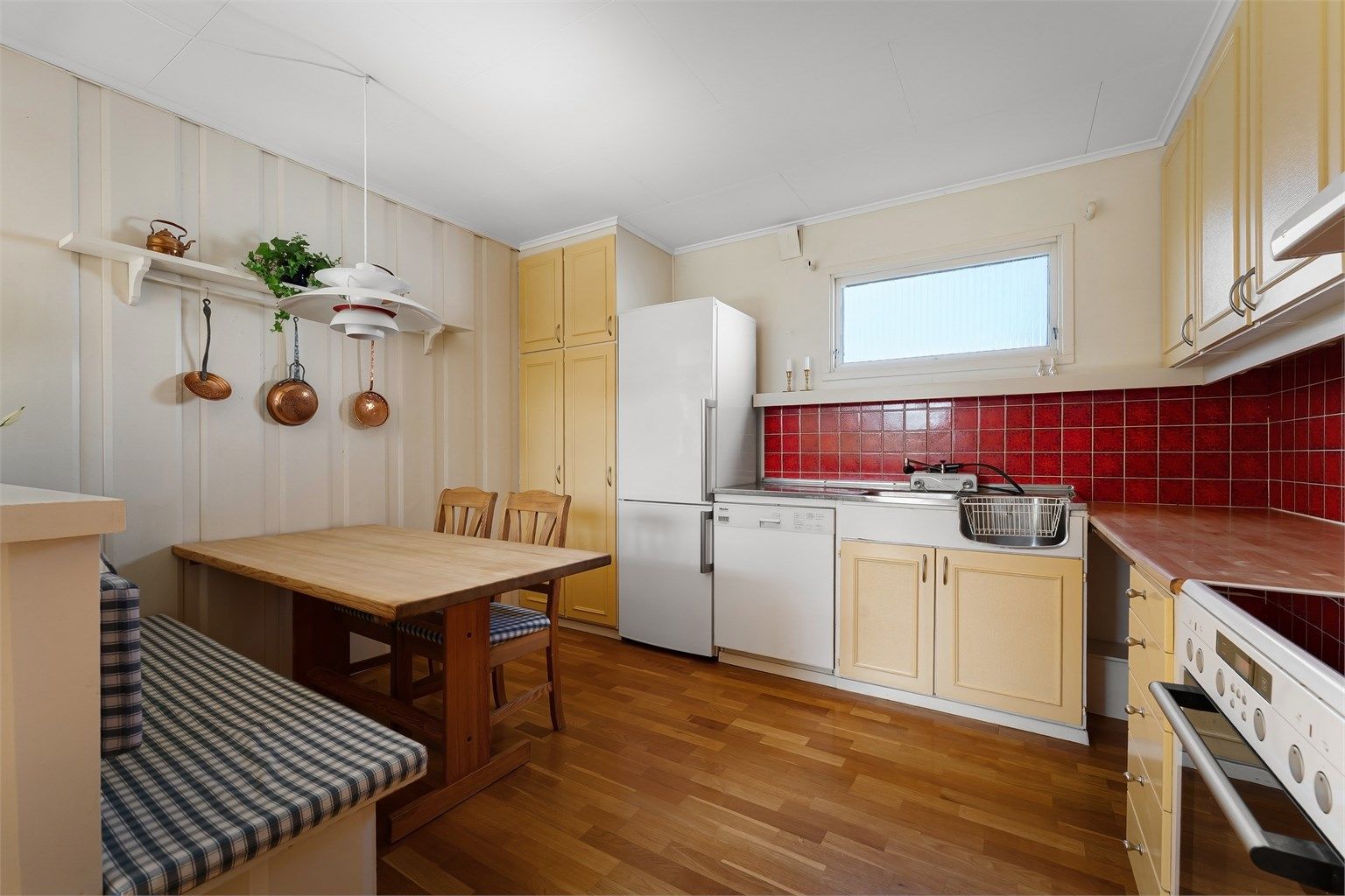 Kjøkkeninnredningen er fra byggeåret, med benkeplate i rustfritt stål og laminat. Her ligger alt til rette for å skape ditt drømmekjøkken.