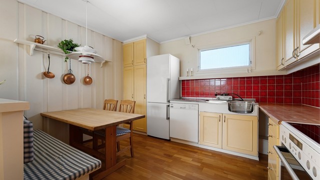 Kjøkkeninnredningen er fra byggeåret, med benkeplate i rustfritt stål og laminat. Her ligger alt til rette for å skape ditt drømmekjøkken.