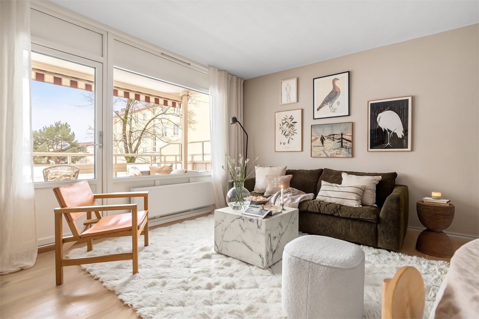 Store vindusflater gir godt med naturlig lys