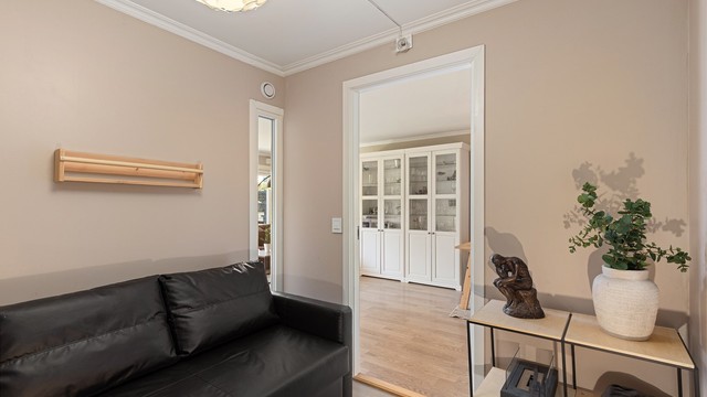 Rommet kan enkelt innredes med skrivebord, sofa eller oppbevaringsløsninger etter behov