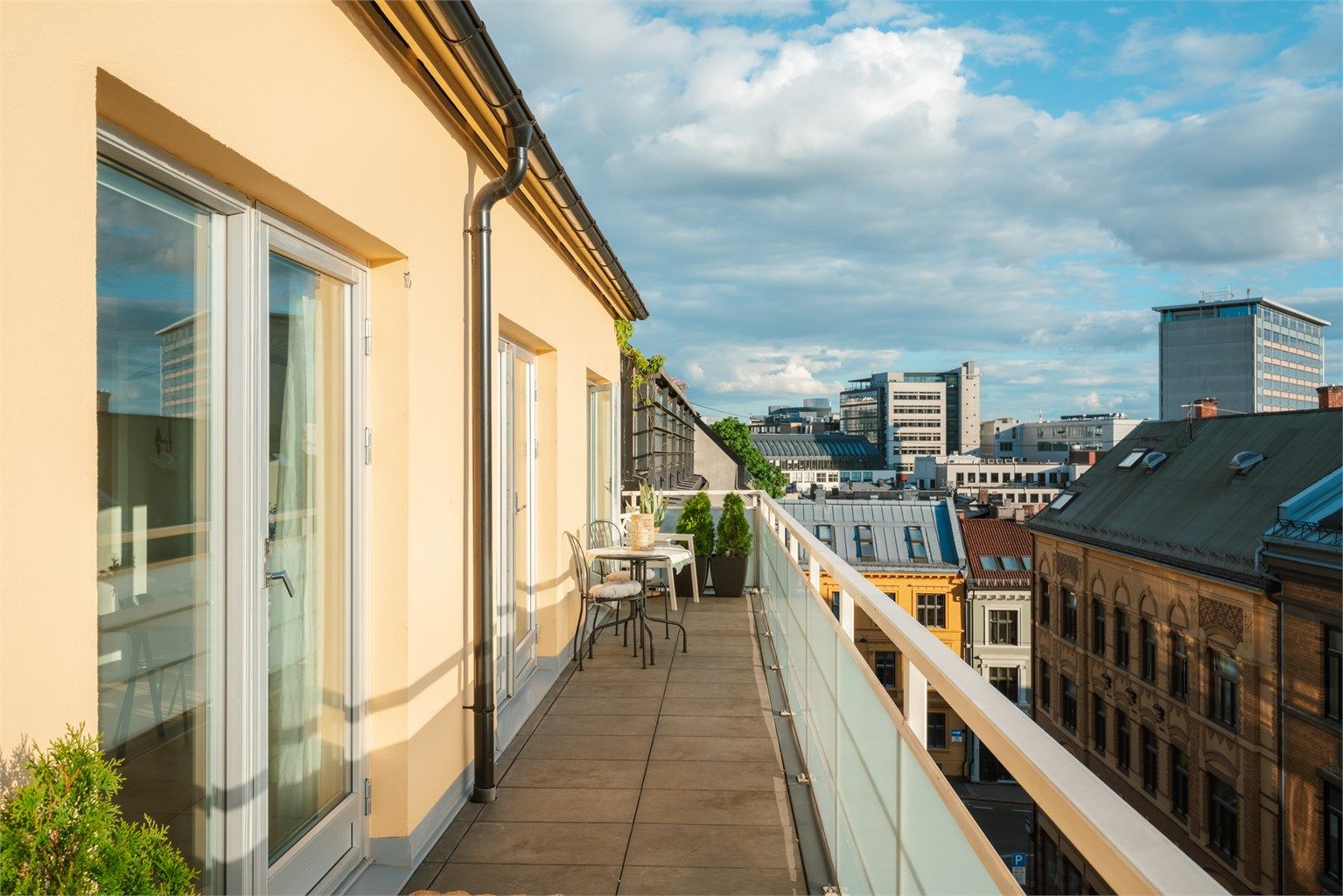 Leiligheten kjennetegnes av store vindusflater fra nær gulv til tak, 2.71m takhøyde, og direkte utgang til den skjermede, vestvendte terrassen fra alle rom. 
Foto: Fredrik Andersen