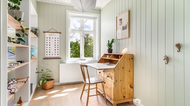 Soverommene er av ulike størrelser. Dette har omkring 17 kvm. gulvflate og er velfungerende som barne-/ungdomsrom.