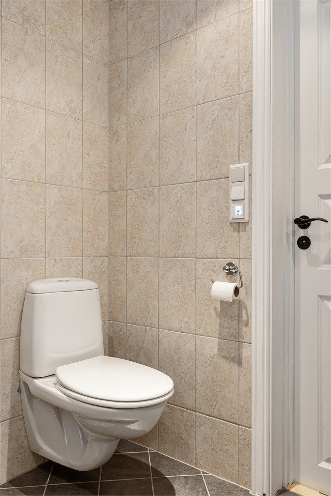 Badet har gulvvarme og veggmontert toalett