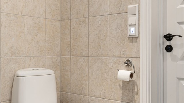 Badet har gulvvarme og veggmontert toalett