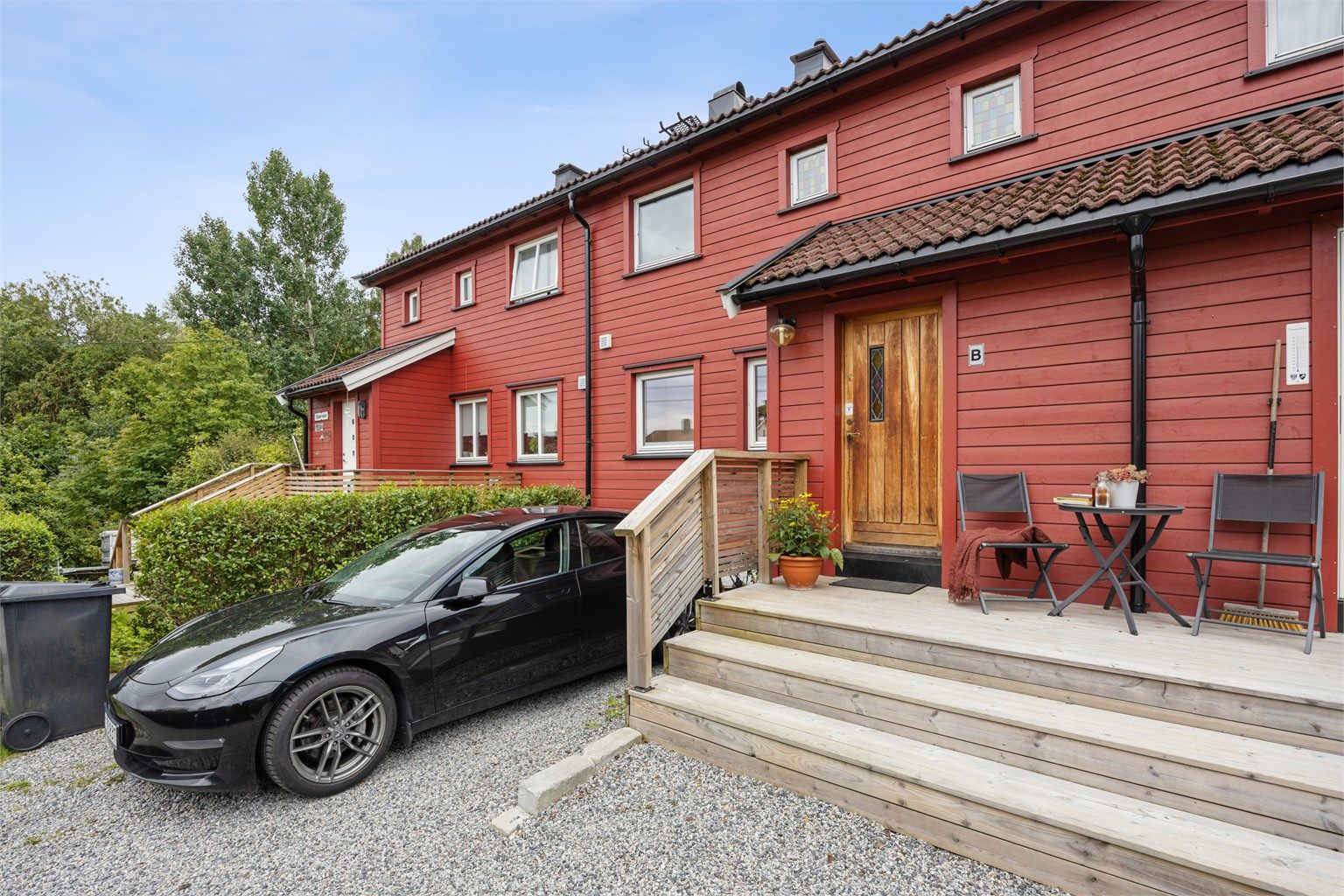 Biloppstillingsplass ved adkomst. Borettslaget disponerer 7 garasjer som tildeles etter venteliste. Ellers gateparkering etter områdets bestemmelser. 