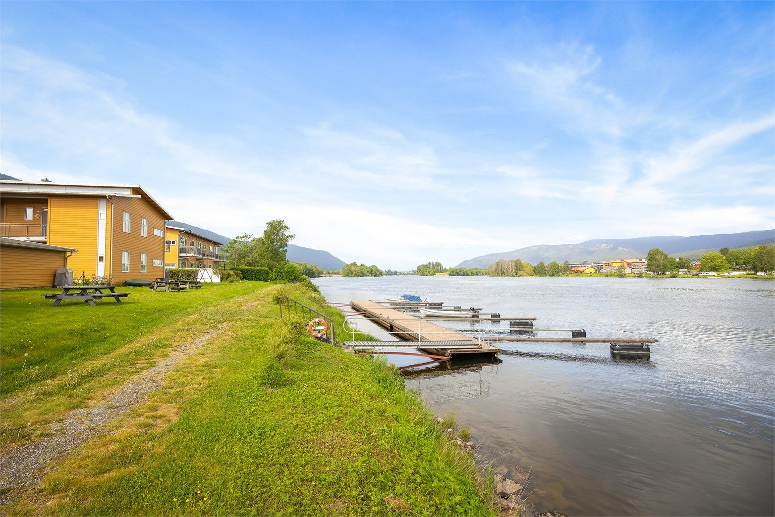 Borettslaget har felles privat brygge med badestige, som gir fine muligheter for kajakk og bading.