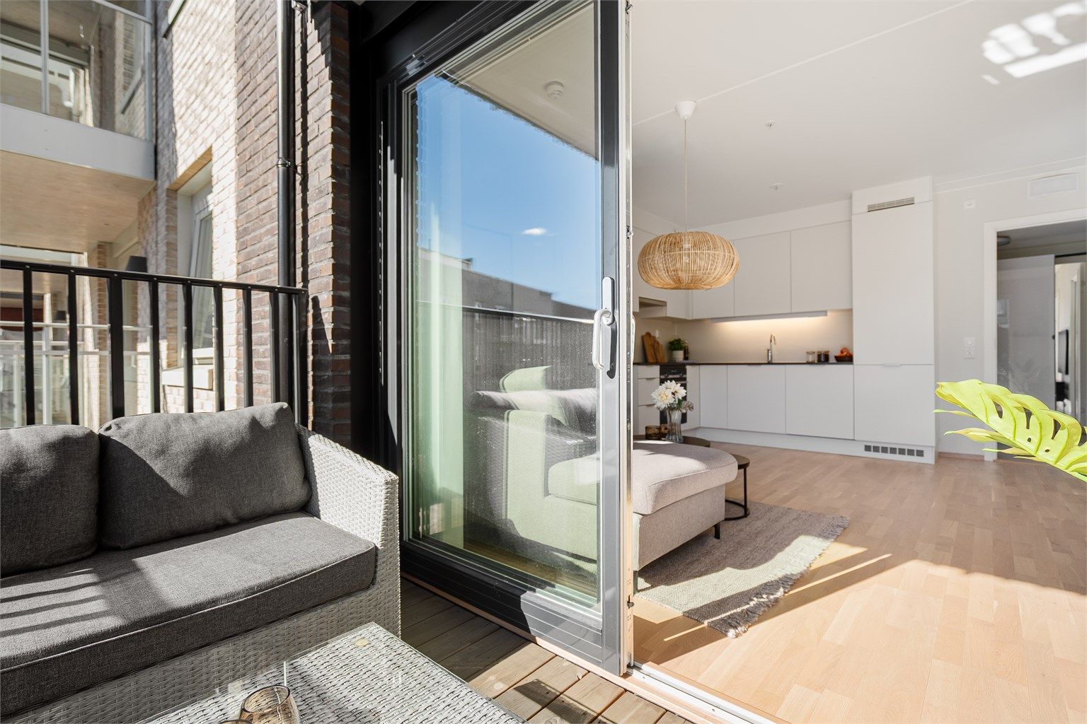 Balkong på 6kvm med god plass til sittegruppe.