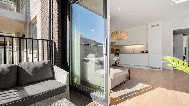 Balkong på 6kvm med god plass til sittegruppe.