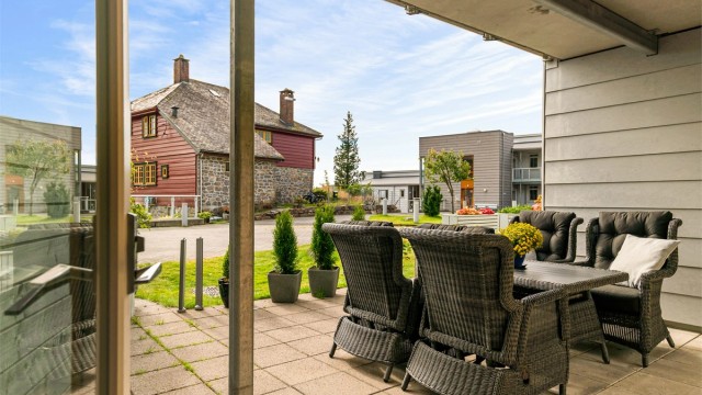 Stor og solrik uteplass med sol fra ca 12-21 sommerstid.