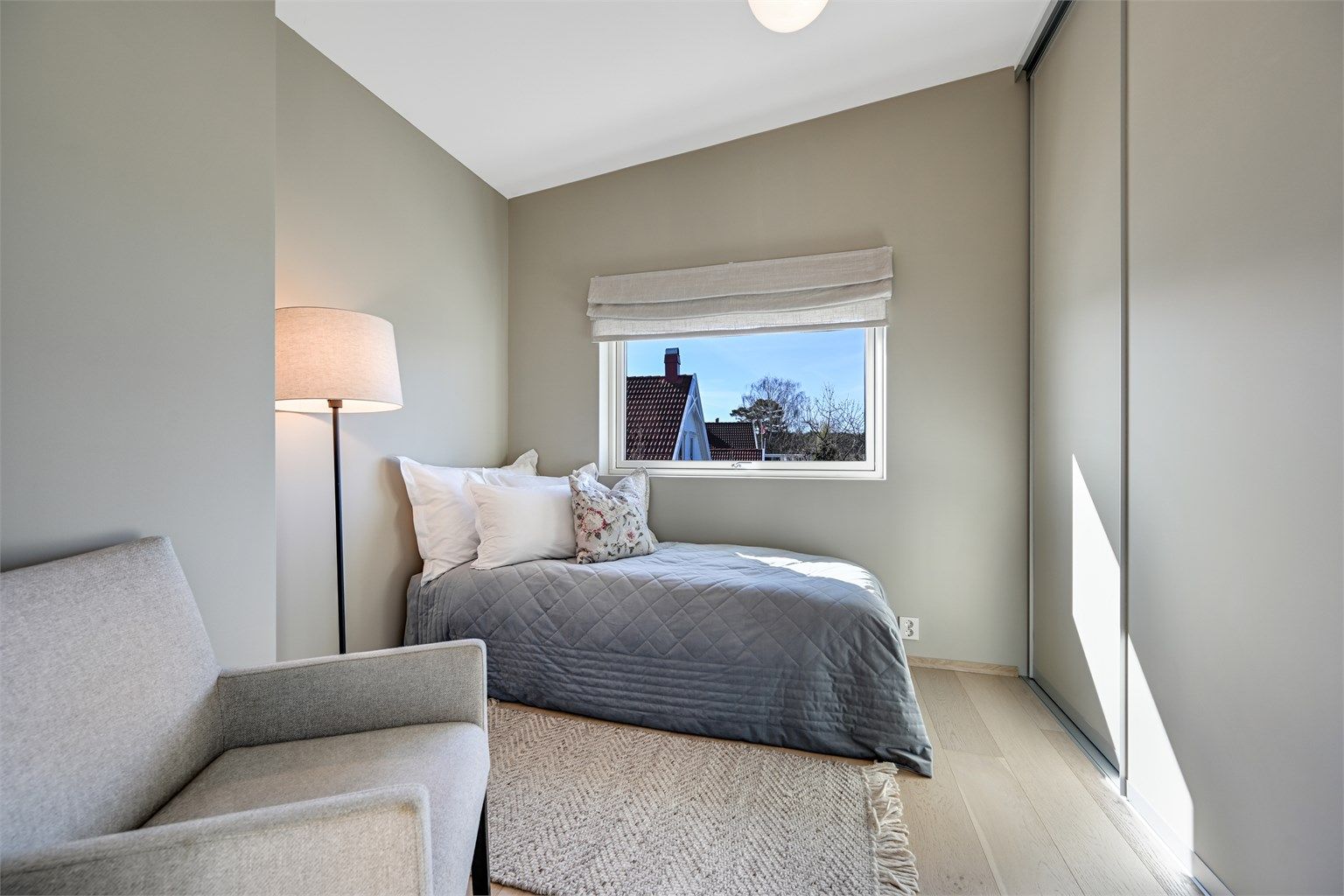 Alle soverommene har parkett på gulv og 3-lags glass i vinduene.