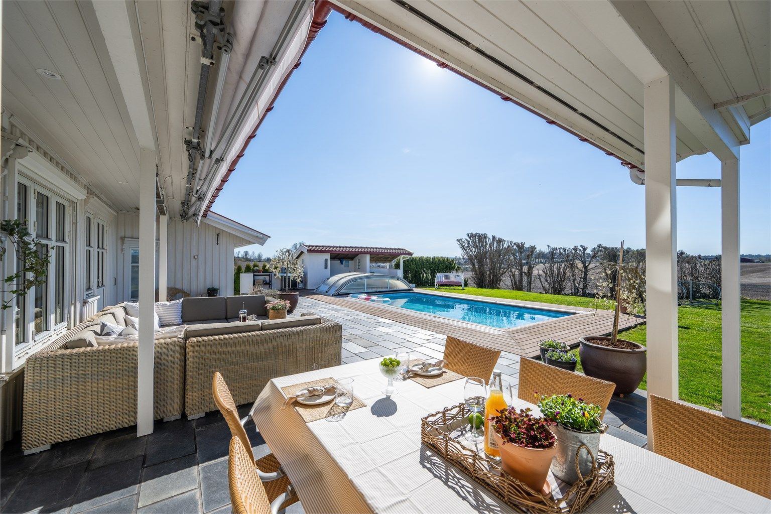 Den vestvendte markterrassen på ca. 107 m² er et høydepunkt, med svømmebasseng og utedusj.