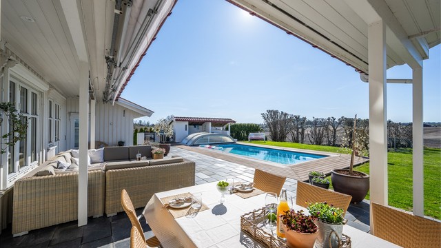 Den vestvendte markterrassen på ca. 107 m² er et høydepunkt, med svømmebasseng og utedusj.