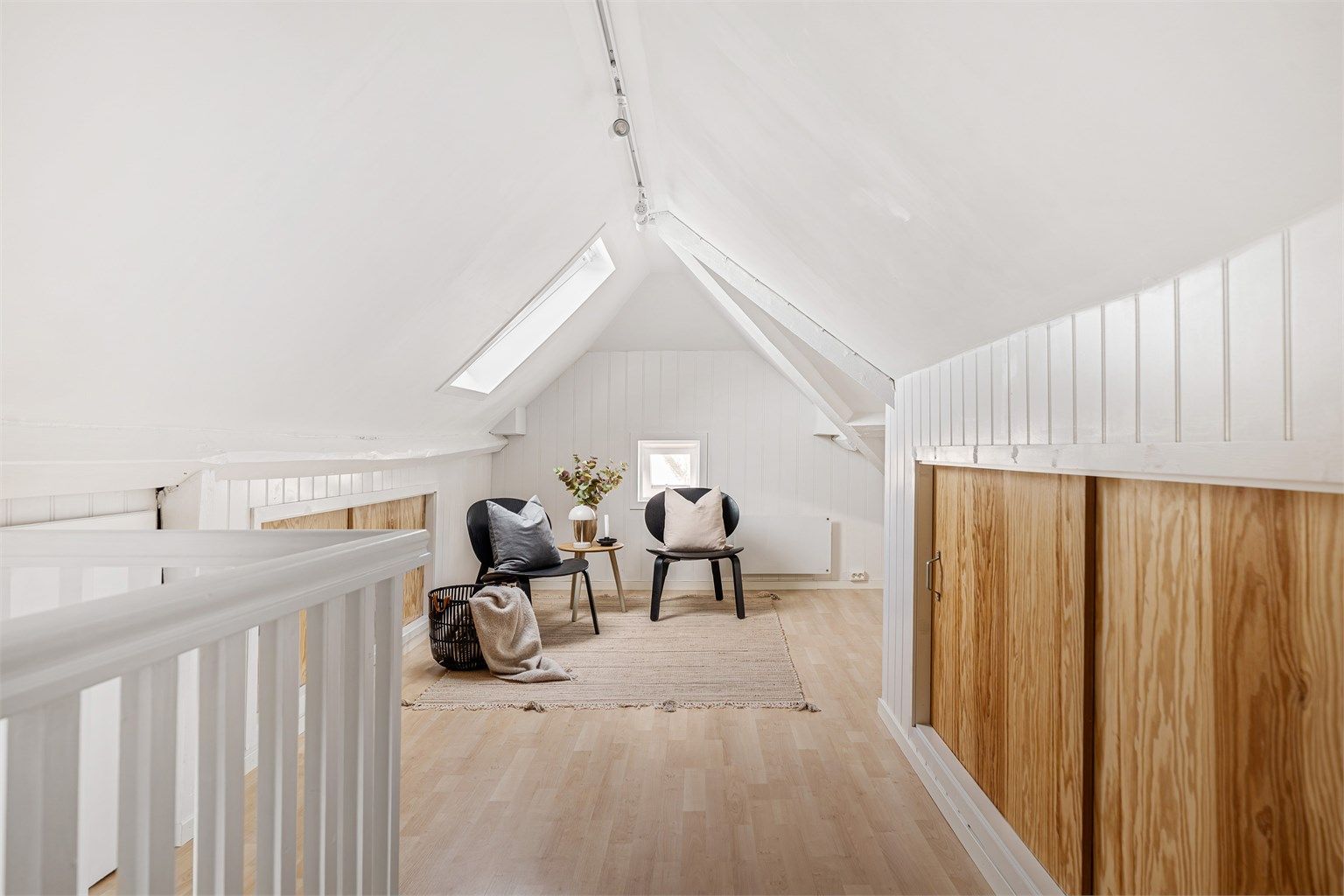 Loftsrom er av god størrelse, 17 kvm,  har flere vinduer og kott i knevegger .