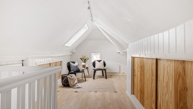 Loftsrom er av god størrelse, 17 kvm, har flere vinduer og kott i knevegger .