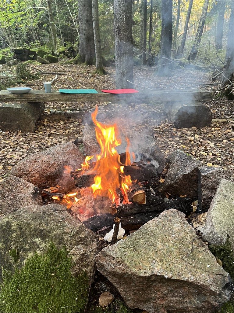 Det er kort vei til marka fra eiendommen hvor det er bålplass og fine turstier, året rundt. I vintersesong kjøres det skiløyper i lysløypa.