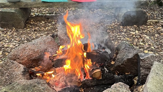 Det er kort vei til marka fra eiendommen hvor det er bålplass og fine turstier, året rundt. I vintersesong kjøres det skiløyper i lysløypa.