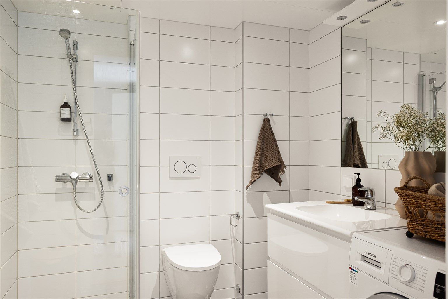 Badet holder en moderne og funksjonell standard med flislagte overflater og vannbåren gulvvarme.