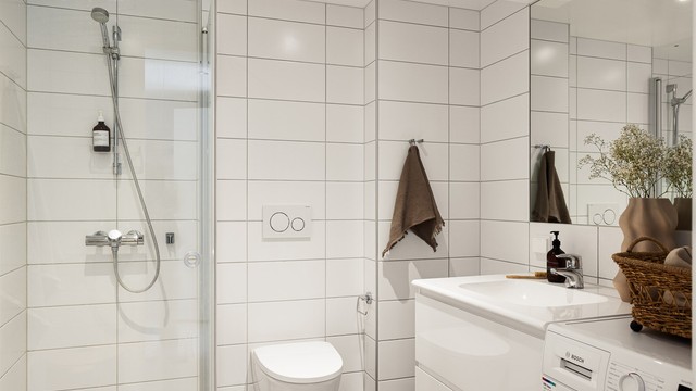 Badet holder en moderne og funksjonell standard med flislagte overflater og vannbåren gulvvarme.