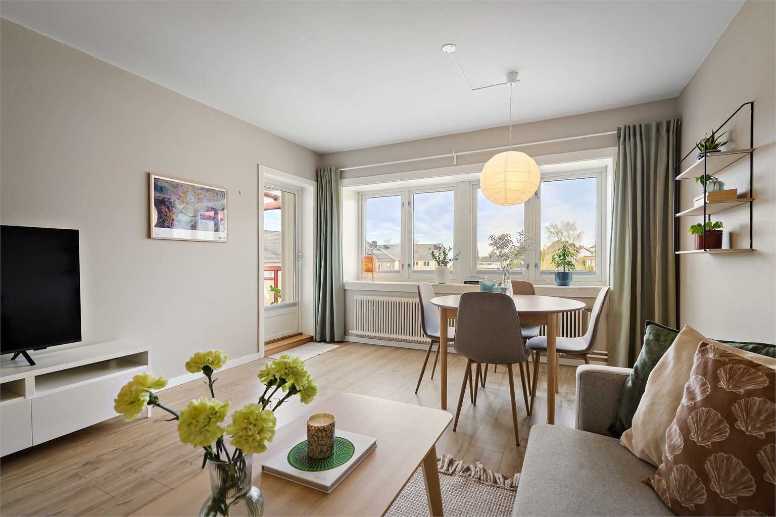 Stuen er lys med store vindusflater og utgang til balkongen