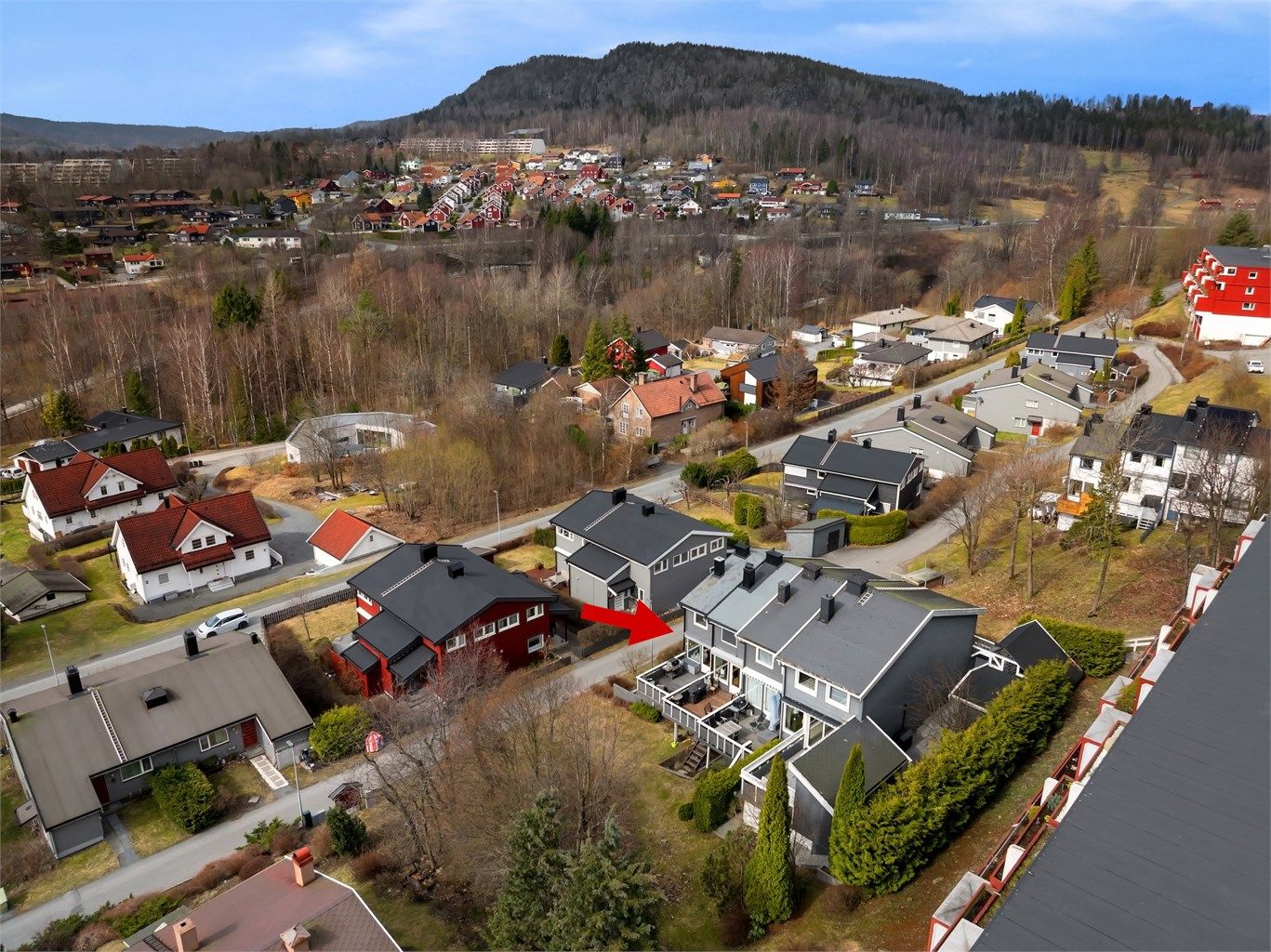 Her bor dere i et bilfritt boligtun med nærhet til barnehager, skoler, lekeplasser, buss, T-bane, butikker og ikke minst flotte turområder