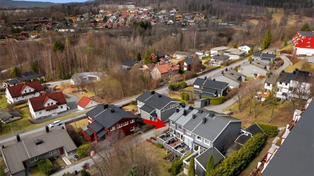 Her bor dere i et bilfritt boligtun med nærhet til barnehager, skoler, lekeplasser, buss, T-bane, butikker og ikke minst flotte turområder