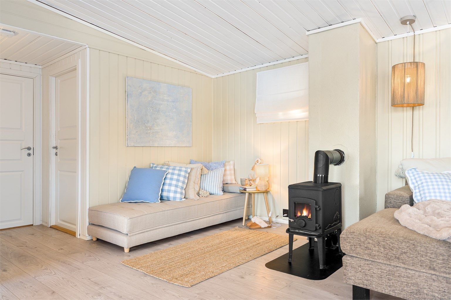 Stuen er lett å møblere med de flere sonene i rommet. 