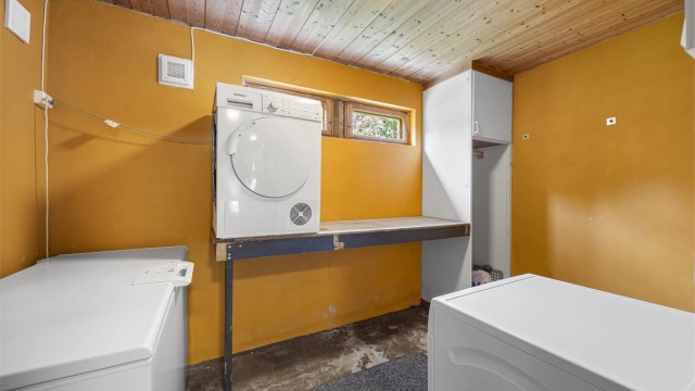 Separat vaskerom i underetasjen.