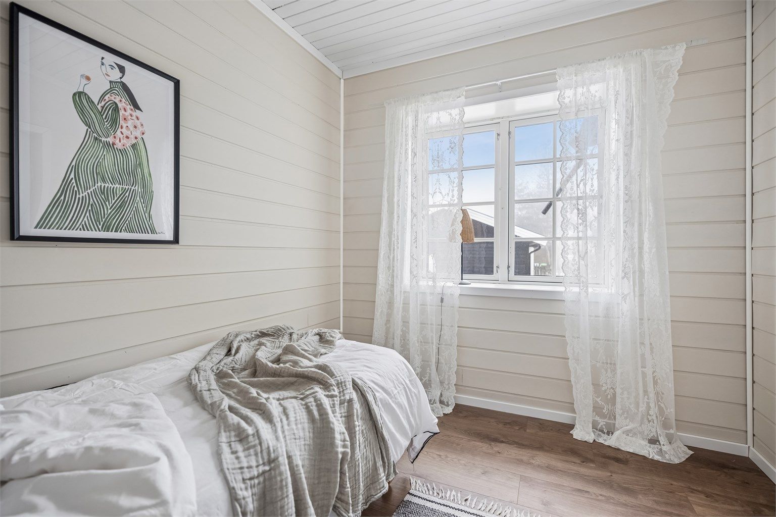 Boligen har totalt fire soverom. Dette rommet ligger i 1. etasje.