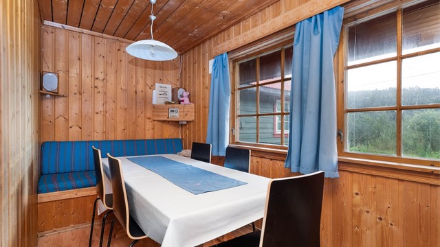 Hyggelig spiseplass med fastmontert benk og plass til hele familien.