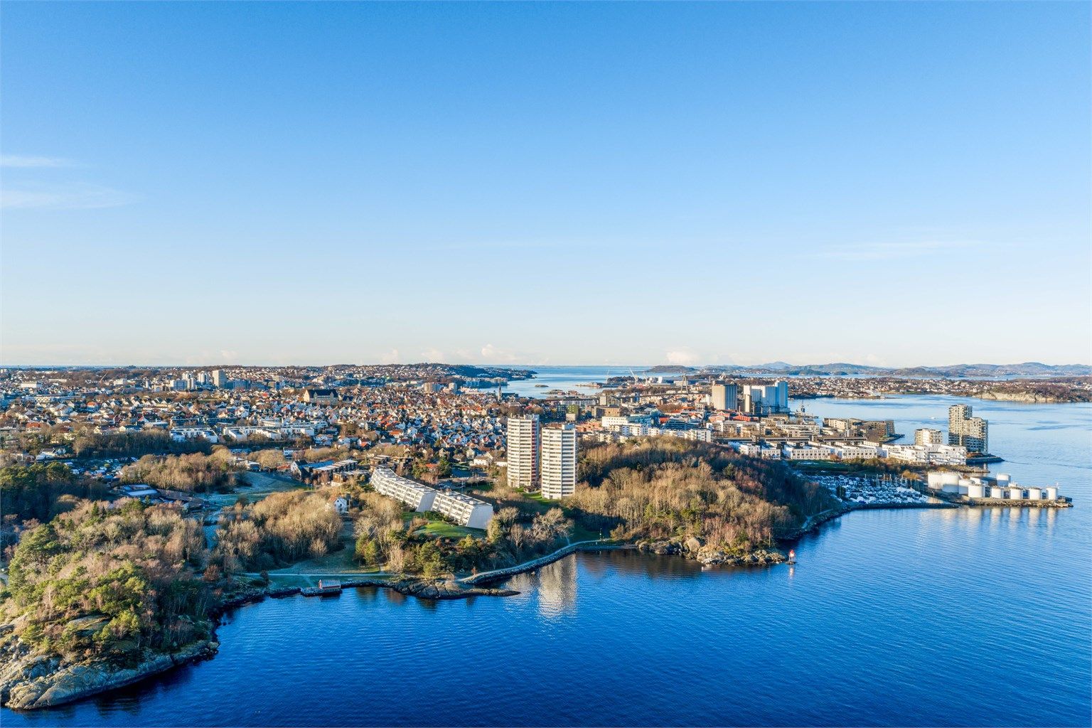 Oversiktsbilde, med Rosenli i forkant.