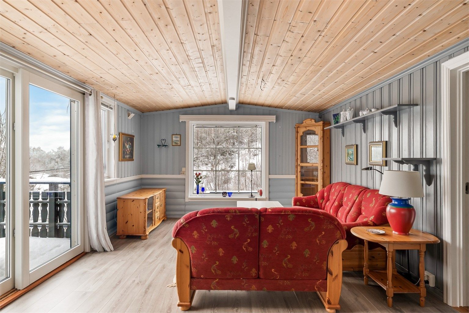 Fra stua er det direkte utgang til terrassen via hev-, skyvedør.